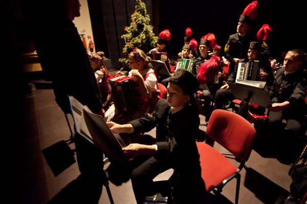 Fotografia. dzieci w regionalnych strojach grające na akordeonie.