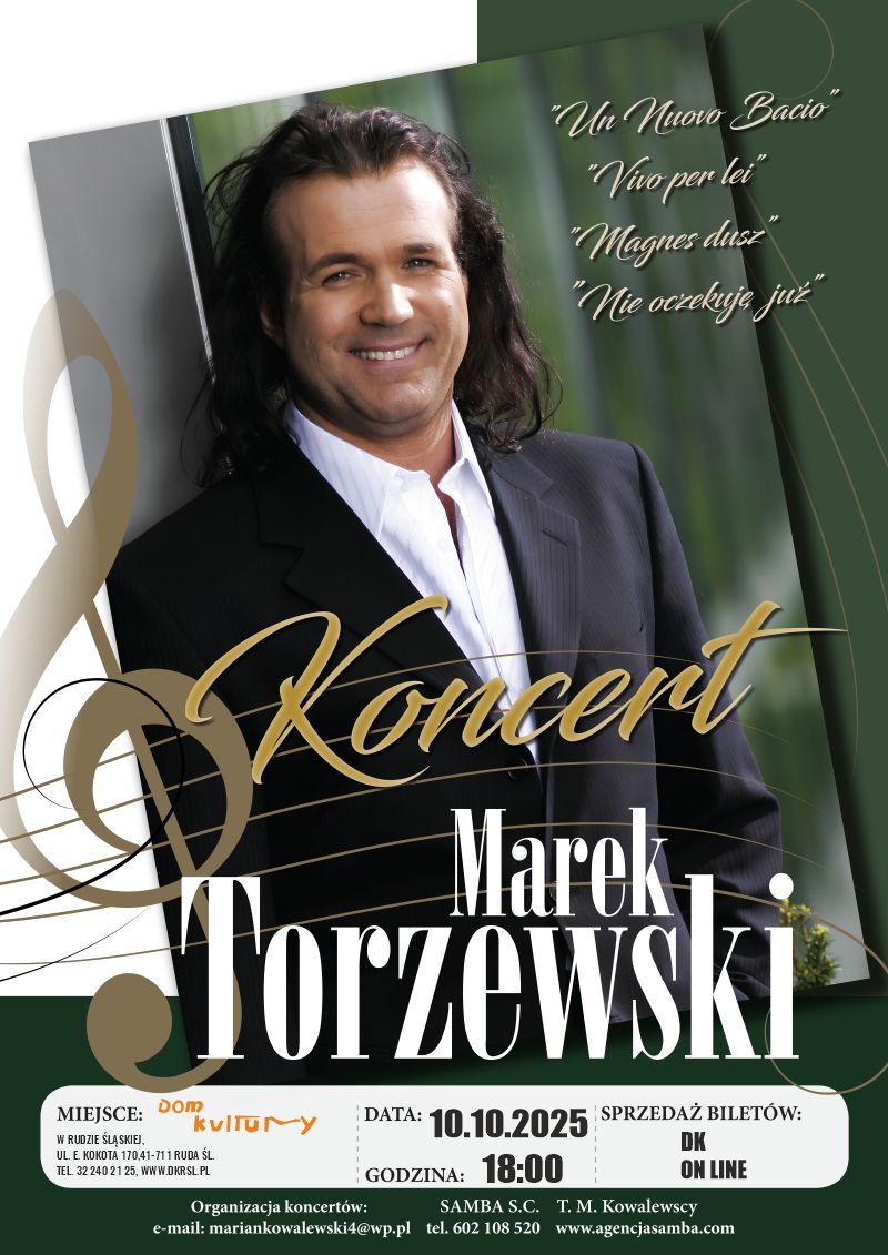 Marek Torzewski na fotografii, zielone tło.