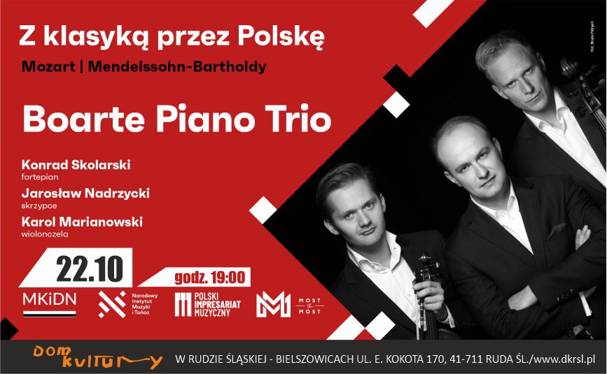 banner reklamowy. czarno - czerwone tło, czarno biała fotografia artystów tworzących Boarte Piano Trio.